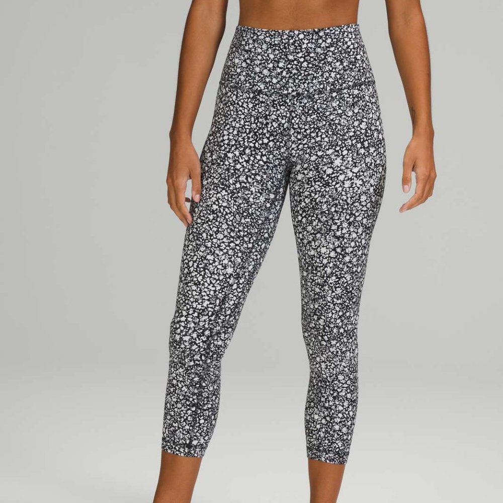 LULULEMON Align Crop 23" Venture Floral Alpine White Black size 8 LIKE NEW